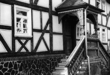 Raingasse 10 Fachwerkhaus mit reich verziertem Vorbau und Tür